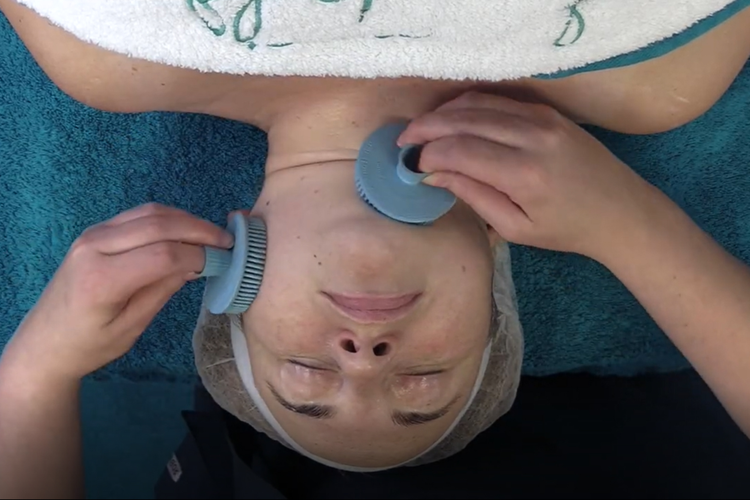 Cleanse with Facial Cleansing Brushes Technique Professional Area